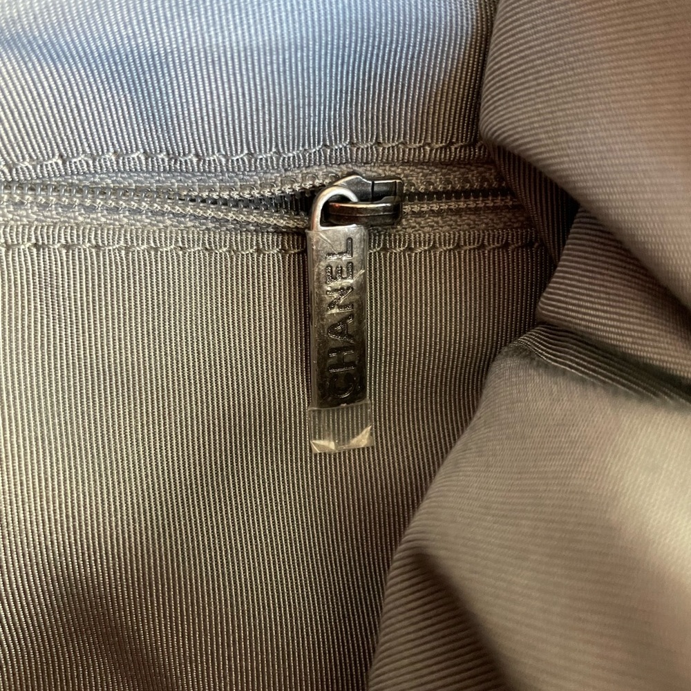 💯% Authentic Chanel hobo crossbody bag - Picture 6 of 17